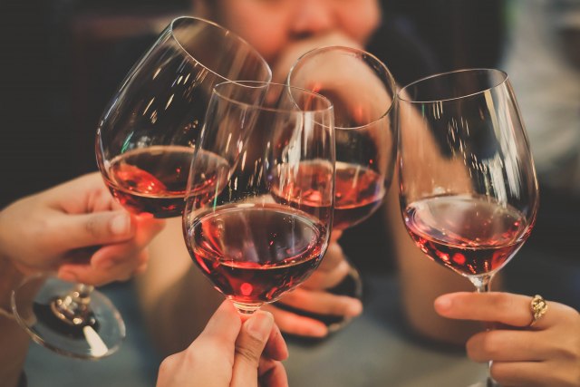 Pet znakova da treba odmah prestanete da pijete vino